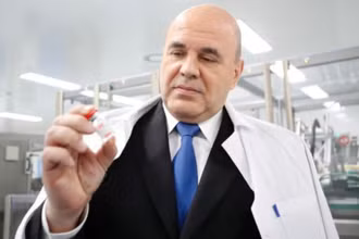 Thủ tướng Nga M. Mushustin thị sát một dây chuyền sản xuất vaccine Sputnik V tại Saint Petersburg. (Ảnh: TASS)