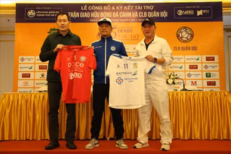 Cựu cầu thủ Đỗ Mạnh Dũng (trái), Vũ Minh Hiếu (phải) đại diện cho CLB Quân đội và Công an Hà Nội. (Ảnh: C.Đ)