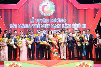 Đại diện lãnh đạo Đảng, Nhà nước, đoàn thể trao phần thưởng tặng 20 Tài năng trẻ Việt Nam đặc biệt xuất sắc năm 2020.