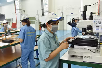 Sản xuất linh kiện cơ khí chính xác tại nhà máy Fujikin, KCN VSIP Bắc Ninh. (Ảnh: Nguyễn Đăng Khoa)