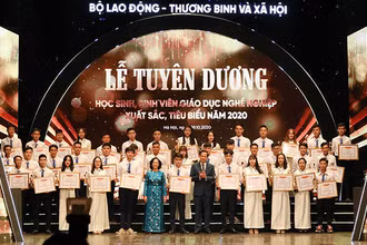 Tuyên dương 130 học sinh, sinh viên của các cơ sở giáo dục nghề nghiệp xuất sắc, tiêu biểu năm 2020 (Ảnh: Anh Nguyễn).