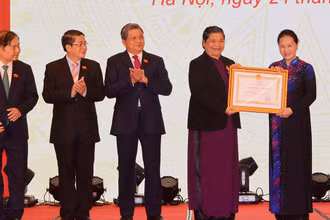 Chủ tịch Quốc hội Nguyễn Thị KIm Ngân trao tặng Huân chương Lao động hạng Nhất cho Phó Chủ tịch Thường trực Quốc hội Tòng Thị Phóng.