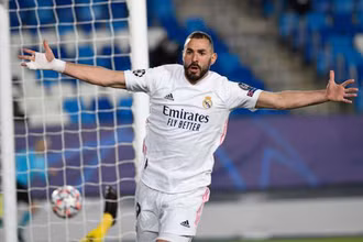 K. Benzema ghi cả hai bàn thắng cho Real Madrid.