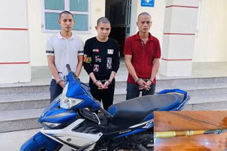 Ba đối tượng bị công an bắt giữ cùng tang vật vụ án.