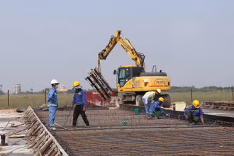 Các đơn vị nhà thầu triển khai thi công sửa chữa, nâng cấp đường băng sân bay Nội Bài. 