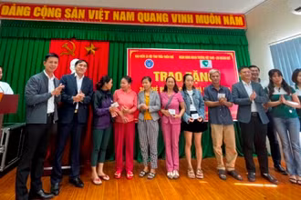 Lãnh đạo UBND tỉnh cùng BHXH và Vietcombank chi nhánh Huế tiến hành trao tặng thẻ BHYT cho bà con gặp hoàn cảnh khó khăn.