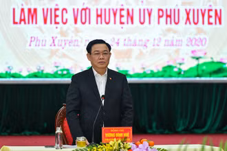 Đồng chí Vương Đình Huệ, Ủy viên Bộ Chính trị, Bí thư Thành ủy Hà Nội phát biểu chỉ đạo tại buổi làm việc. Ảnh: DUY LINH