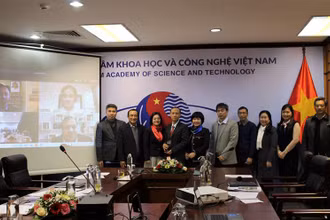 Các nhà khoa học của Viện Hàn lâm KH-CN Việt Nam tại lễ trao giải trực tuyến.
