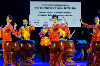 Trình diễn trống hội nhân kỷ niệm 20 năm thành lập Phái đoàn tại Hà Nội.