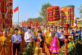 Các đại biểu dự lễ khánh thành chùa Quỳnh Lâm.