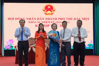 Phó Bí thư Thường trực Tỉnh ủy, Chủ tịch HĐND tỉnh Bình Dương Võ Văn Minh tặng hoa chúc mừng đồng chí Nguyễn Thu Cúc.