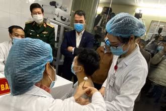 Tình nguyện viên đầu tiên được tiêm thử nghiệm vaccine Nanocovax.