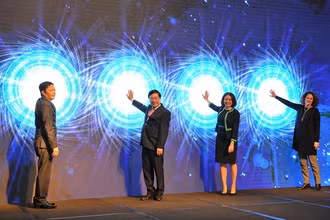 Các đại biểu bấm nút khai trương FTAP.