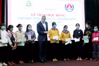 Đại diện Hoiana trao học bổng cho các em học sinh huyện Thăng Bình, tỉnh Quảng Nam.