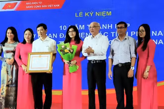 Cán bộ, phóng viên Cơ quan đại diện phía nam báo Điện tử Đảng cộng sản Việt Nam nhận bằng khen từ Ban Tuyên giáo TP Hồ Chí Minh.