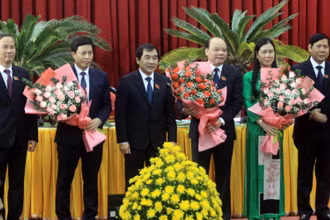 Lãnh đạo tỉnh tặng hoa chúc mừng các đồng chí được bầu vào các chức danh lãnh đạo HĐND và UBND tỉnh Thái Bình.