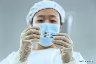 Một nhân viên kiểm tra chất lượng đóng gói của sản phẩm vaccine bất hoạt Covid-19 tại nhà máy đóng gói của Công ty TNHH Viện Sản phẩm Sinh học Bắc Kinh ở Bắc Kinh, thủ đô Trung Quốc, ngày 25-12. Ảnh: Tân Hoa Xã.