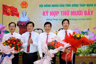 Bí thư Tỉnh ủy Đồng Tháp Lê Quốc Phong chúc mừng Chủ tịch UBND tỉnh và hai Phó Chủ tịch UBND tỉnh.