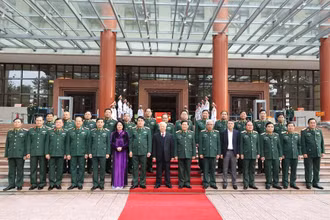  Tổng Bí thư, Chủ tịch nước Nguyễn Phú Trọng, Bí thư Quân ủy T.Ư; Đại tướng Ngô Xuân Lịch, Ủy viên Bộ Chính trị, Phó Bí thư Quân ủy T.Ư, Bộ trưởng Quốc phòng với các đại biểu dự Hội nghị. (Ảnh: TTXVN)
