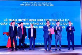 Lãnh đạo tỉnh Quảng Ninh trao giấy chứng nhận đầu tư vào khu Kinh tế Vân Đồn (Quảng Ninh).