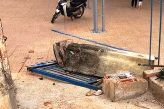 Hiện trường nơi xảy ra vụ ngã đổ trụ cổng trường tiểu học khiến học sinh Trần Quang Ph tử vong