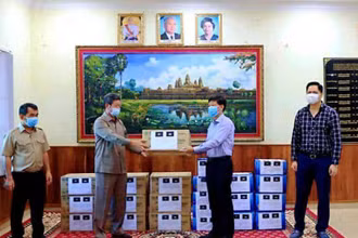 Tổng Lãnh sự Vũ Ngọc Lý trao khẩu trang và nước sát khuẩn cho lãnh đạo tỉnh Preah Sihanouk.