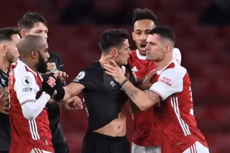 Hành động lỗ mãng của Granit Xhaka khắc họa sự hỗn loạn của Arsenal. (Ảnh: Getty Images)