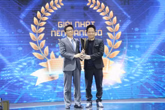 Phó Thủ tướng Vũ Đức Đam trao giải nhất ở hạng mục Nền tảng số xuất sắc cho Nền tảng quản trị và điều hành doanh nghiệp Base.vn.