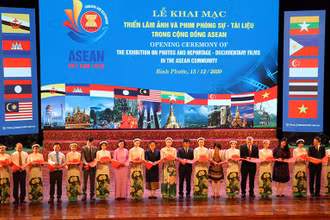 Các đại biểu cắt băng nghi thức khai mạc triển lãm ảnh và phim phóng sự - tài liệu về cộng đồng ASEAN. 