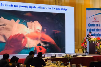 PGS, TS Nguyễn Sinh Hiền, Giám đốc Bệnh viện Tim Hà Nội trao đổi về các kỹ thuật phẫu thuật tim mạch.