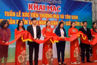 Cắt băng khai mạc Tuần lễ Xúc tiến thương mại và tôn vinh giá trị sản phẩm làng nghề quận Cầu Giấy năm 2020.