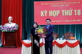 Đồng chí Hoàng Duy Chinh, Bí thư Tỉnh ủy tặng hoa chúc mừng tân Chủ tịch HĐND tỉnh Bắc Kạn Phương Thị Thanh. 