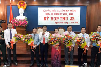 Đồng chí Lâm Văn Mẫn, Bí thư Tỉnh ủy, Chủ tịch HĐND tỉnh Sóc Trăng tặng hoa chúc mừng các đồng chí được bầu các chức danh lãnh đạo tại kỳ họp.