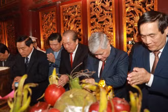 Phó Thủ tướng Trương Hòa Bình và các đại biểu dâng hương tưởng niệm các Vua Hùng.