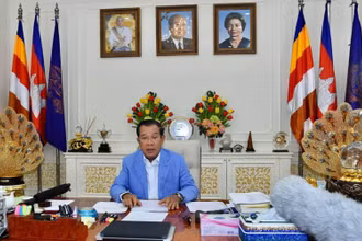 Thủ tướng Campuchia Samdech Techo Hun Sen đọc thông điệp.