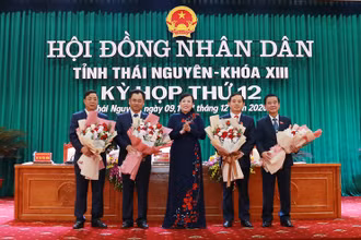 Đồng chí Nguyễn Thanh Hải, Ủy viên T.Ư Đảng, Bí thư Tỉnh ủy Thái Nguyên tặng hoa chúc mừng đồng chí Phạm Hoàng Sơn (thứ hai, bên phải), đồng chí Trịnh Việt Hùng (thứ hai, bên trái) và các đồng chí Đặng Xuân Trường (ngoài cùng, bên trái), Đỗ Đức Công (ngoài cùng, bên phải).