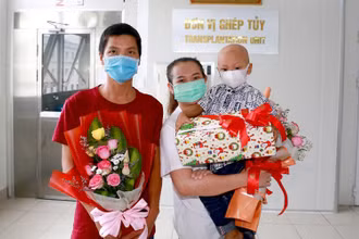 Bệnh nhiân Phan Đình Kh. (30 tháng tuổi) đã được xuất viện vào ngày 14-12 sau khi được Bệnh viện T.Ư Huế ghép tủy thành công. (Ảnh: BV T.Ư Huế cung cấp)