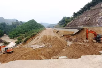 Phương tiện cơ giới xử lý bước đầu điểm kênh bị xói, trôi.