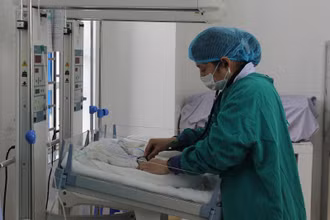 Bệnh viện huyện nuôi sống trẻ sinh non chỉ bảy lạng