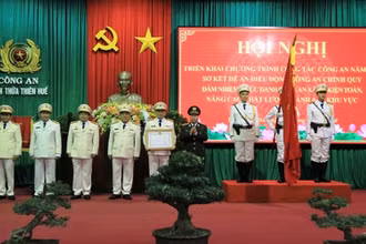 Thứ trưởng Bùi Văn Nam trao Huân chương Bảo vệ Tổ quốc hạng Ba cho Công an tỉnh Thừa Thiên Huế.