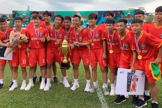 Cầu thủ U13 CLB Becamex Bình Dương phấn khởi với Cúp Vô địch.
