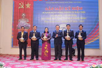 Đồng chí Phùng Quốc Hiển, Phó Chủ tịch Quốc hội tặng quà lưu niệm cho các ĐBQH tỉnh Lai Châu, khóa XIV.