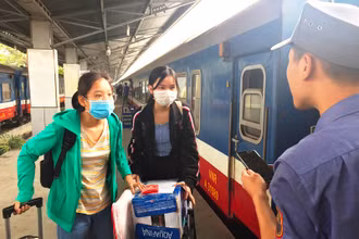Hành khách đi tàu tại ga Sài Gòn.