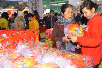 Người dân huyện Ứng Hòa (Hà Nội) mua sắm tại Chợ Tết Hapro 2020.