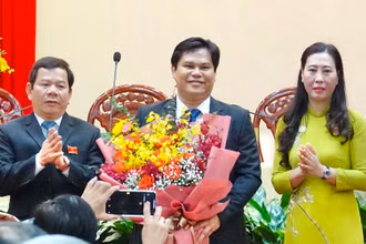 Lãnh đạo Tỉnh ủy và UBND tỉnh Quảng Ngãi tặng hoa, chúc mừng tân Phó Chủ tịch UBND tỉnh Trần Phước Hiền.