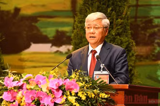 Đồng chí Đỗ Văn Chiến đọc Quyết tâm thư của Đại hội. (Ảnh: THỦY NGUYÊN)