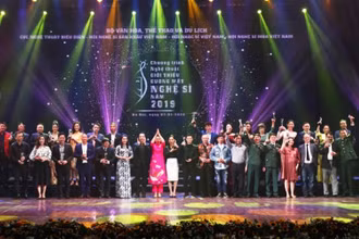 Vinh danh các nghệ sĩ tại Chương trình nghệ thuật giới thiệu gương mặt nghệ sĩ, năm 2019. (Ảnh: Trần Huấn)