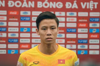 Đội trưởng Quế Ngọc Hải trả lời phỏng vấn báo chí. 