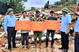 Đồng chí Bùi Văn Cường, Bí thư Tỉnh ủy Đắk Lắk và đồng chí Phạm Ngọc Nghị, Chủ tịch UBND tỉnh Đắk Lắk trao tặng số tiền hỗ trợ cho ba hộ ở xã Hòa Phong có nhà bị sập do sạt lở đất, mỗi hộ là 50 triệu đồng để sớm xây lại nhà ở.