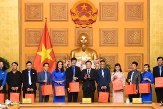 Phó Thủ tướng Trịnh Đình Dũng trao quà tặng đại diện Đoàn đại biểu thanh niên nhận Giải thưởng Lương Định Của năm 2020.